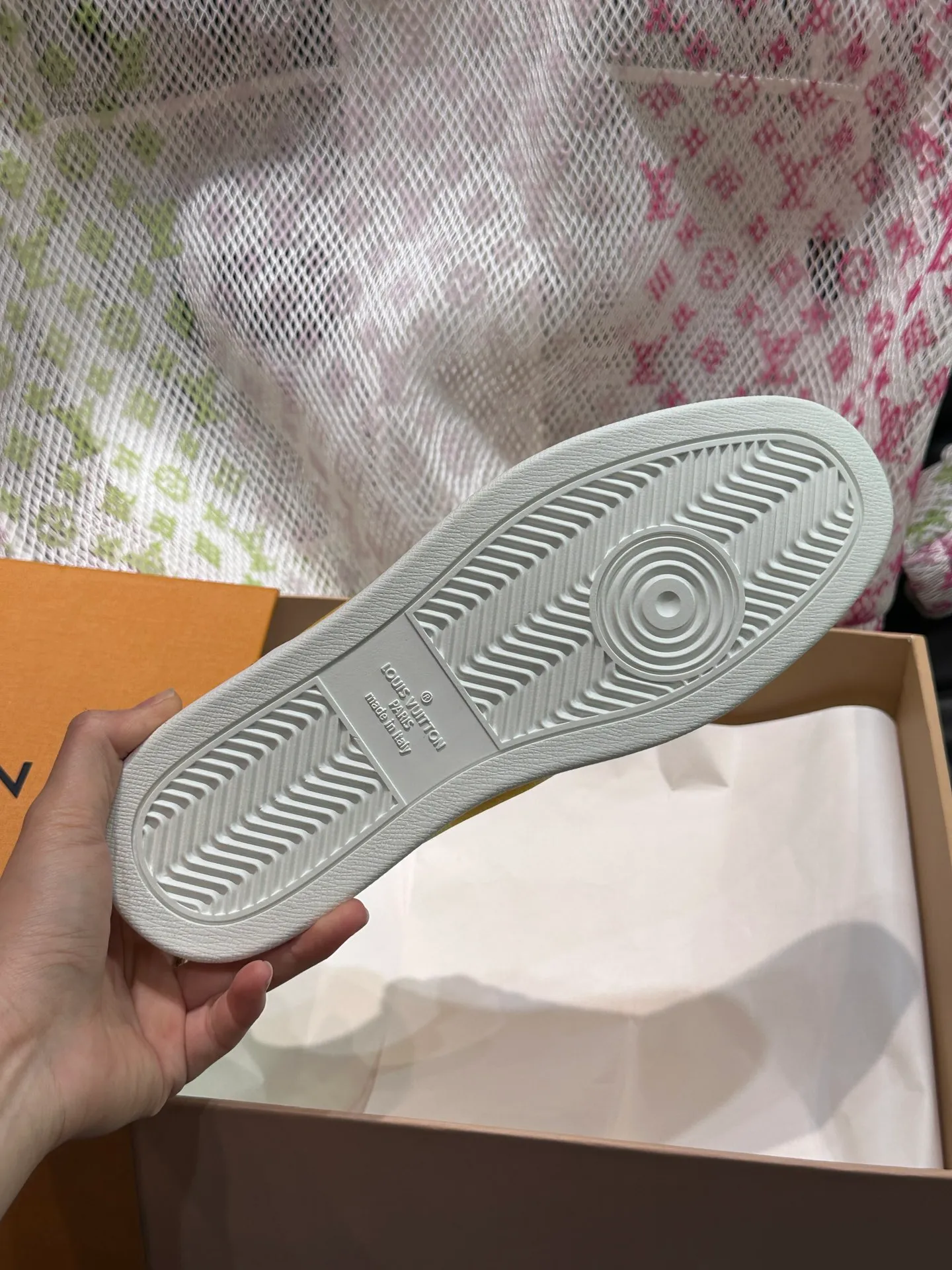 Men's Men's Shoes 💰p420 "*OUIS *UITTO*" Rivoli men's low-top casual sneakers, the classic checkerboard pattern will never go out of style. This Rivoli environmentally friendly sneaker is made of 90% sustainable materials. It is recycled polyester fiber with the iconic Damier jacquard, and the outsole is shaped with recycled polyurethane. An upcycled LV logo perches on the tongue, while Louis Vuitton logos appear on the sides and rear. Comfortable and durable, versatile style, can be worn in all seasons, simple and fashionable item! Size: 38-44 (45 customized)